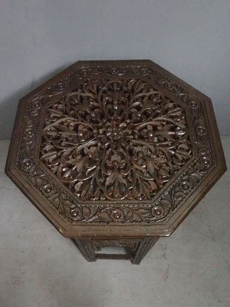 インド彫八角テーブル3